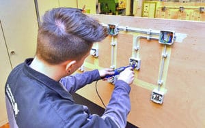 In unserer Lehrwerkstatt lernen die Azubis viele technische Grundlagen kennen.