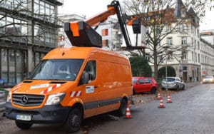 Hier wird eine Straßenleuchte in Stand gesetzt. Per Hubsteiger geht es dafür in die Höhe.