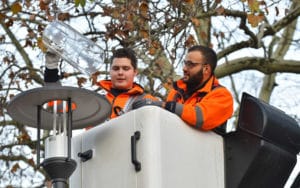 Aufbau und Funktionsweise einer Straßenleuchte lernen die Azubis direkt am Objekt kennen.