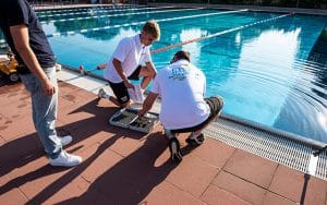 Wasserqualität prüfen – nur eine der zahlreichen Aufgaben von Bäderfachangestellten.