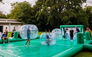 Spaßiges Kennenlernen in der Einführungswoche beim Bubble Soccer.