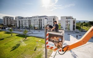 Sicher einer der coolsten Arbeitsplätze der Stadt – hoch oben mit dem Steiger an Straßenleuchten.
