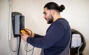 Inbetriebnahme einer Wallbox zum Aufladen von Elektrofahrzeugen.